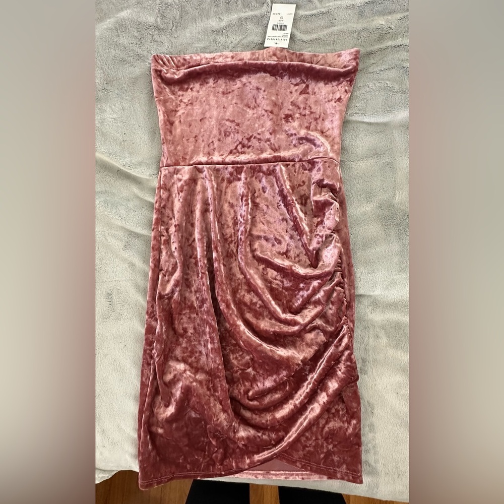 Size small. Pink shimmery strapless body con dress. Never worn, new with tags.